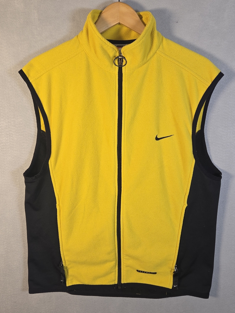 Nike fleece vest featuring a full-zip closure (S602)